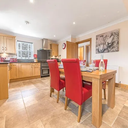 בית נופש Springbank & Summerbank Cottages, Coniston, Sleeps 8