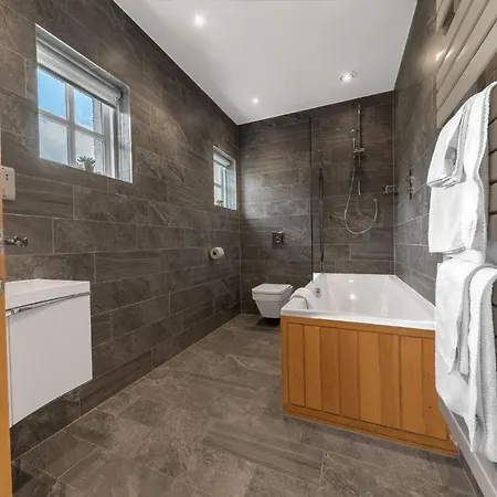 Springbank & Summerbank Cottages, Coniston, Sleeps 8 בית נופש