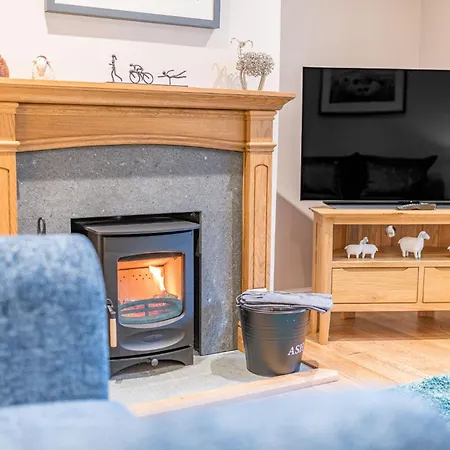 Springbank & Summerbank Cottages, Coniston, Sleeps 8 * קוניסטון